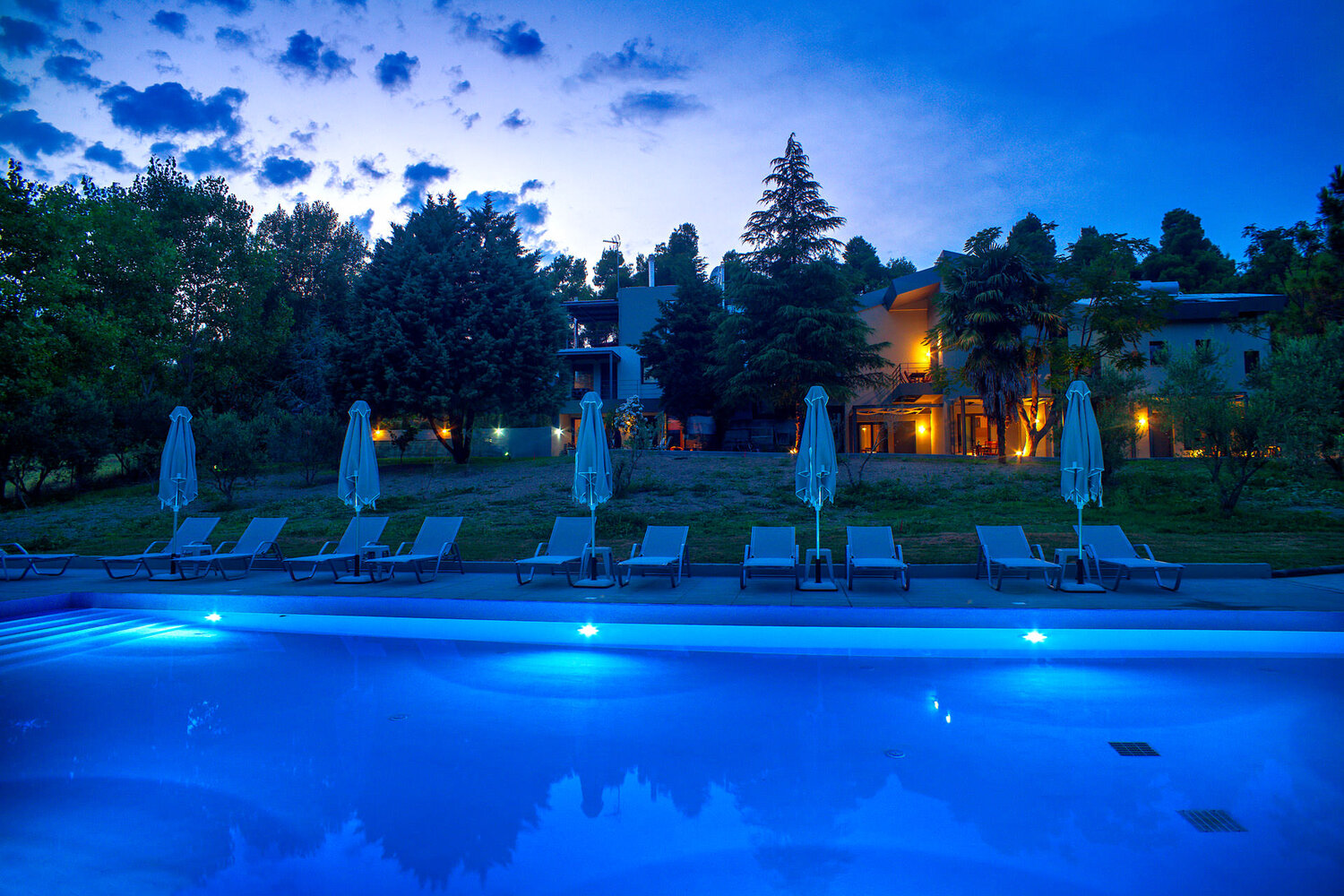 Hotel Sani Woods bazen uvece.jpg
