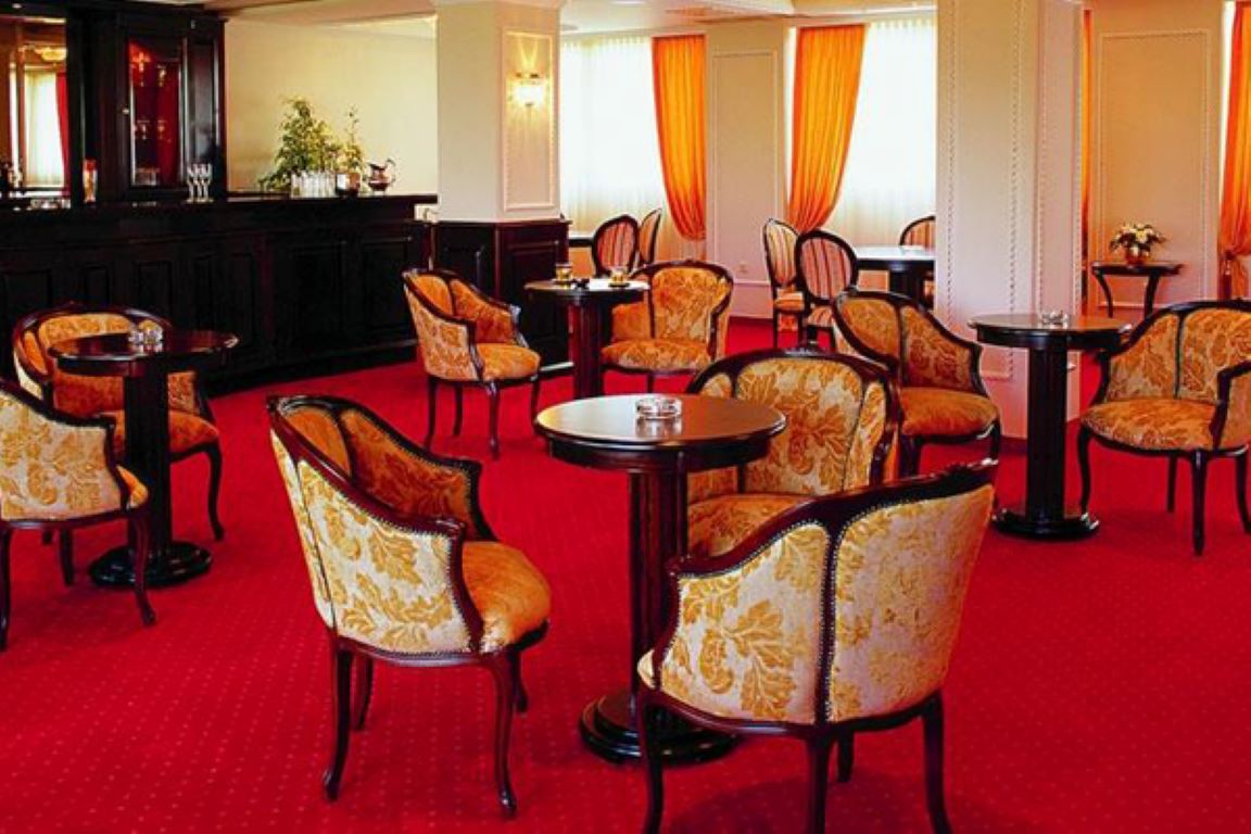 Santa Beach Hotel-Lobby.jpg