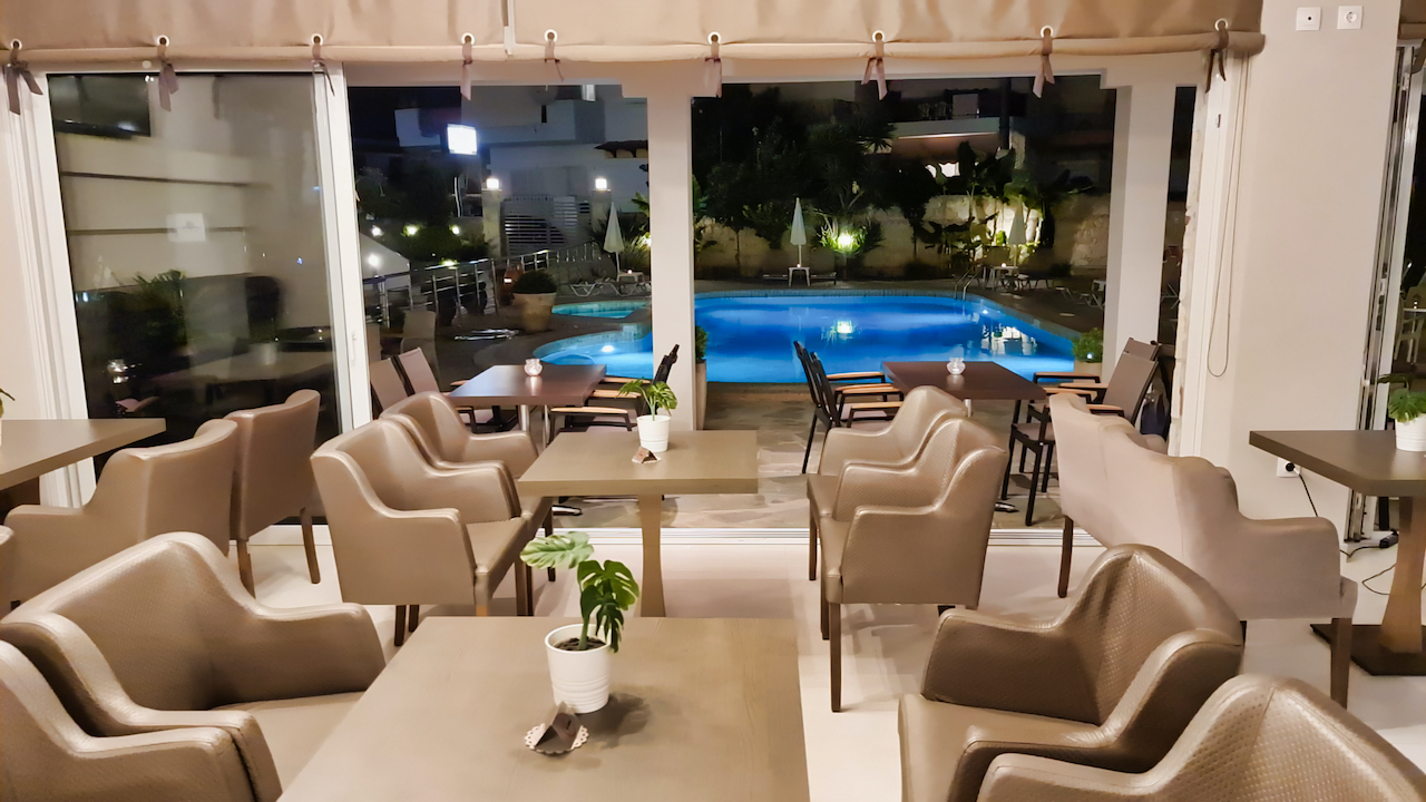 Hotel Sarantis Pool bar unutra.jpg