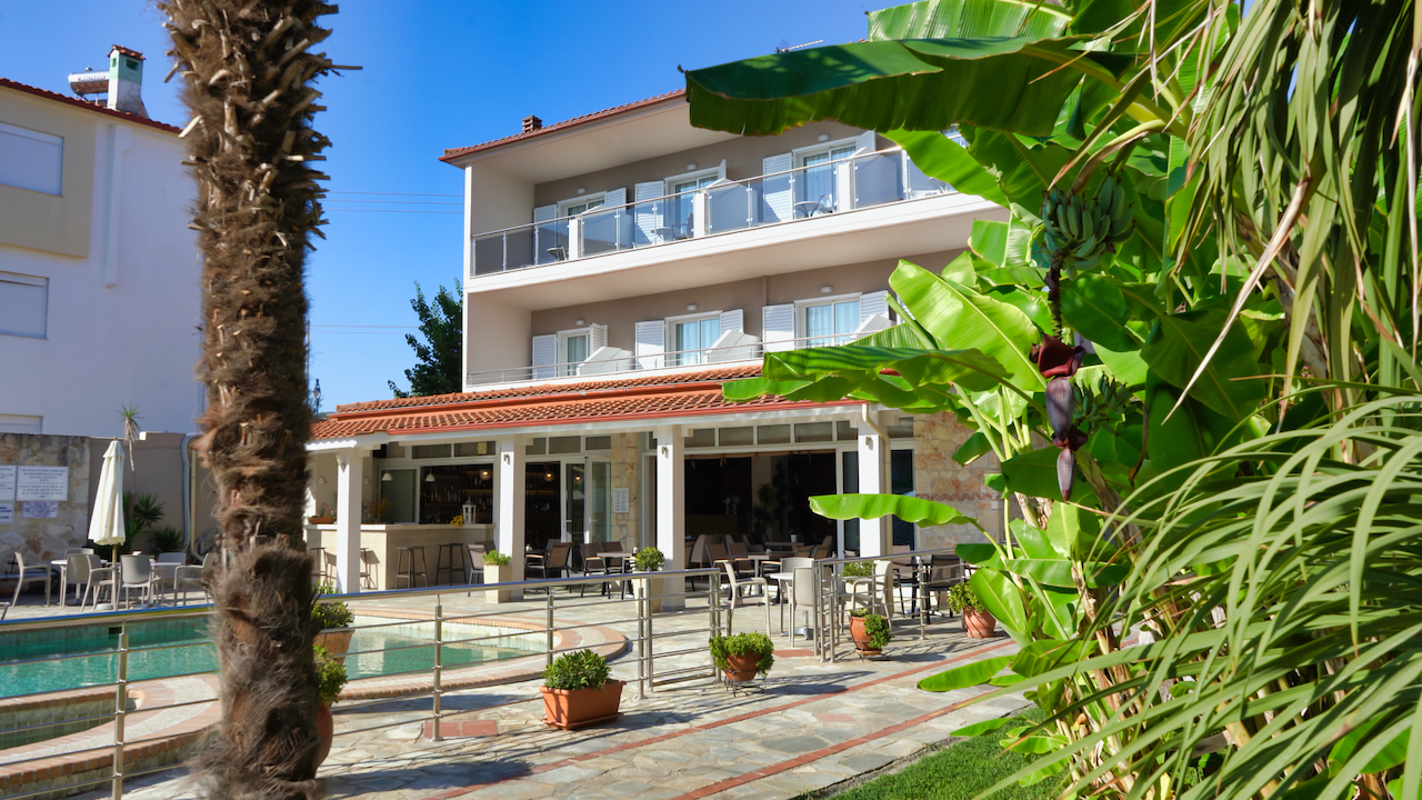 Hotel Sarantis bar i bazen.jpg