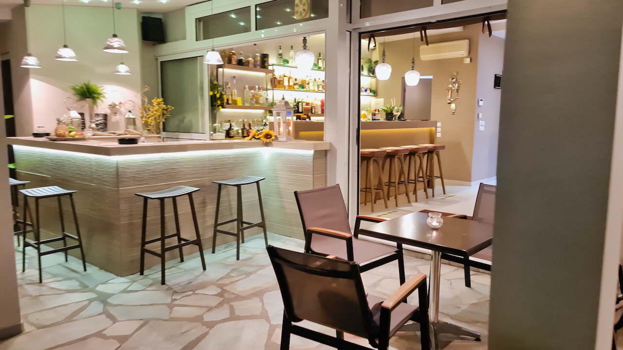 Hotel Sarantis bar unutra.jpg