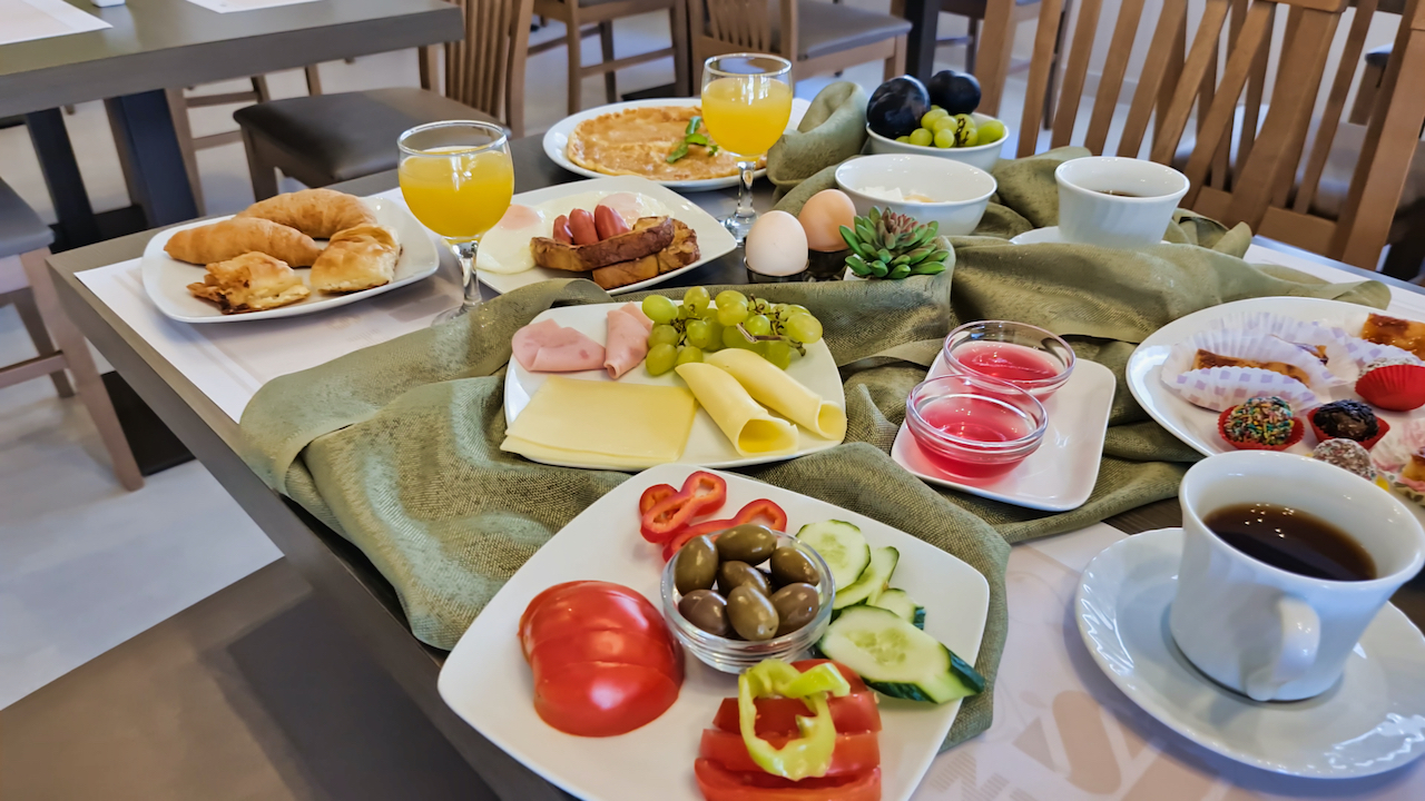 Hotel Sarantis breakfast.jpg