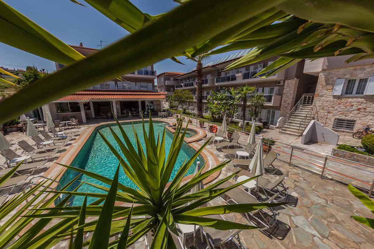Hotel Sarantis pool 1.jpg