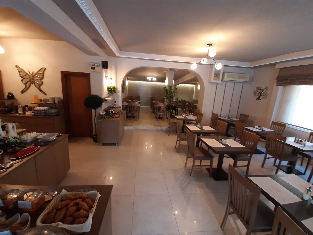 Hotel Sarantis restaurant.jpg