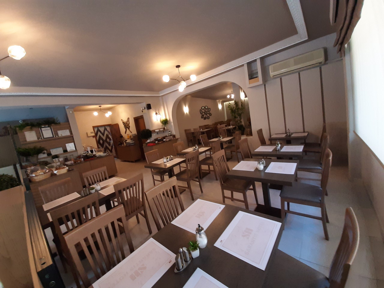 Hotel Sarantis restoran unutra.jpg