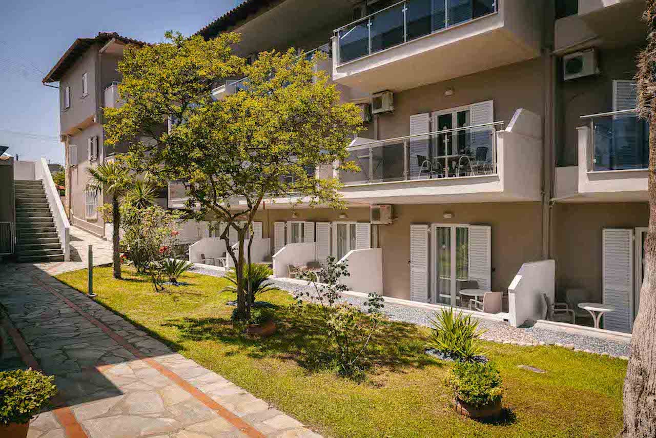 Hotel Sarantis spolja.jpg