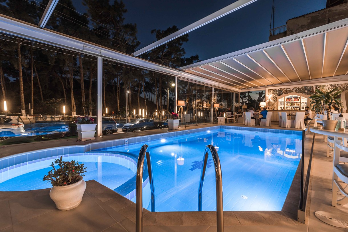 Hotel Secret Paradise bazen uvece.jpg