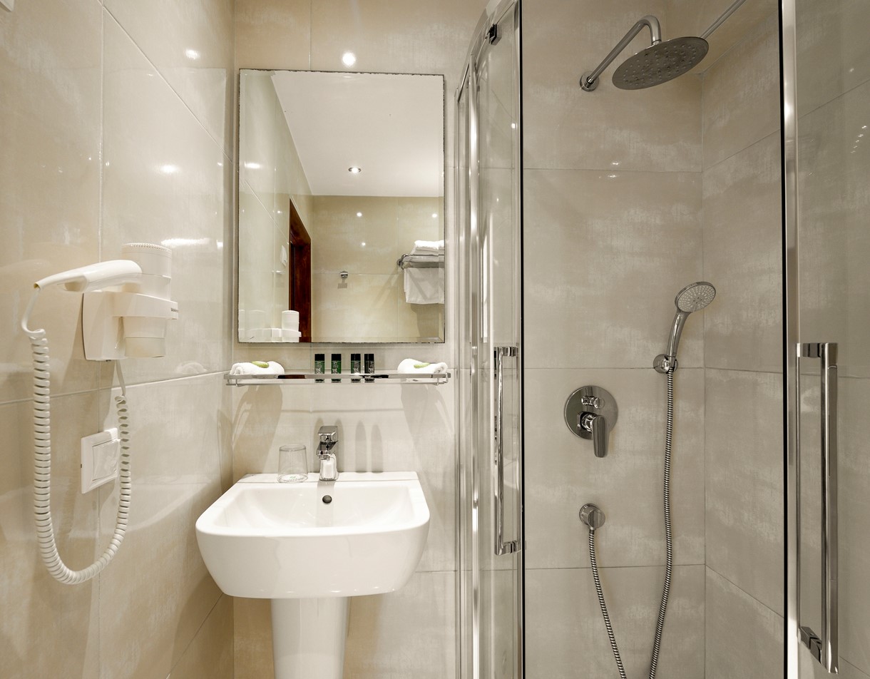 Hotel Secret Paradise double room kupatilo.jpg