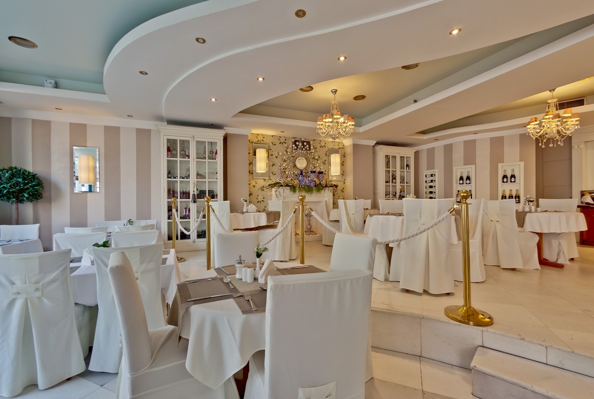 Hotel Secret Paradise restoran enterijer.jpg