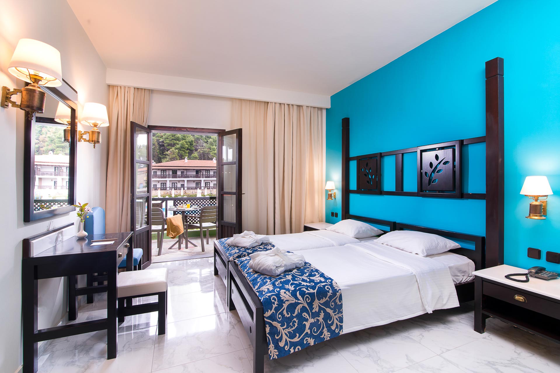 Hotel Simantro Beach soba twin beds.jpg