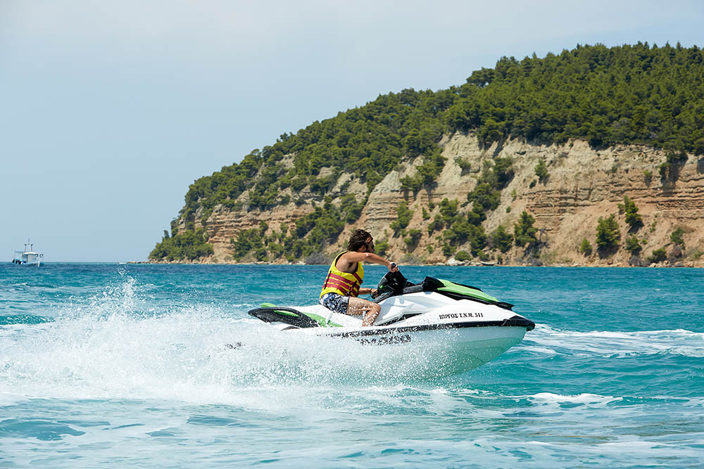 Hotel Simantro Beach sportovi na vodi.jpg
