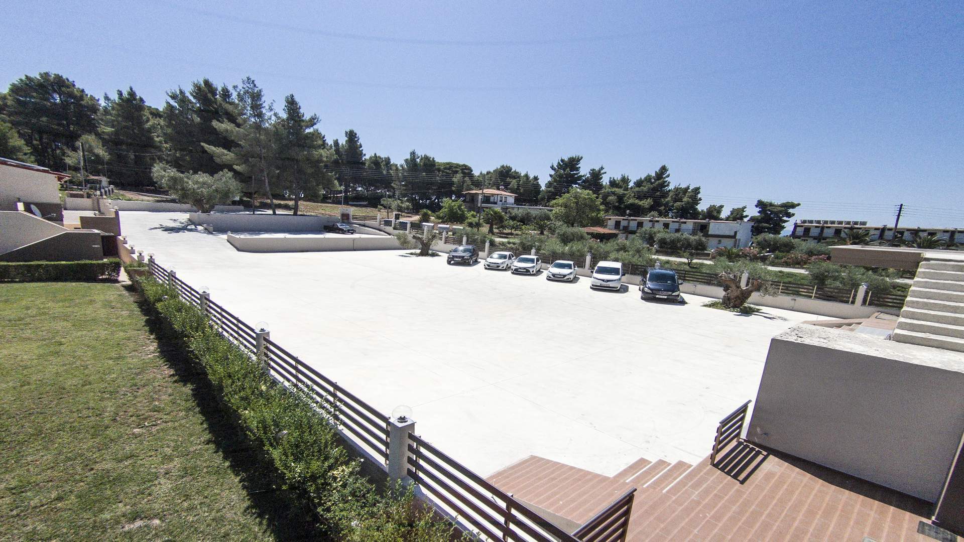 Hotel Simeon parking.jpg