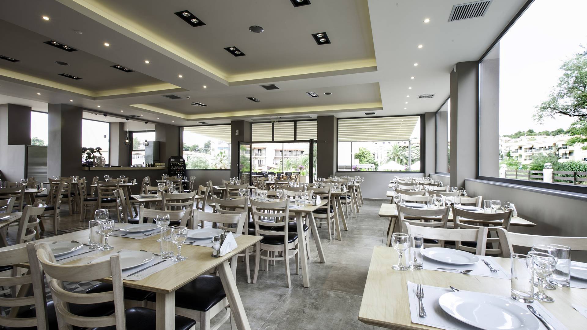 Hotel Simeon restaurant inside.jpg