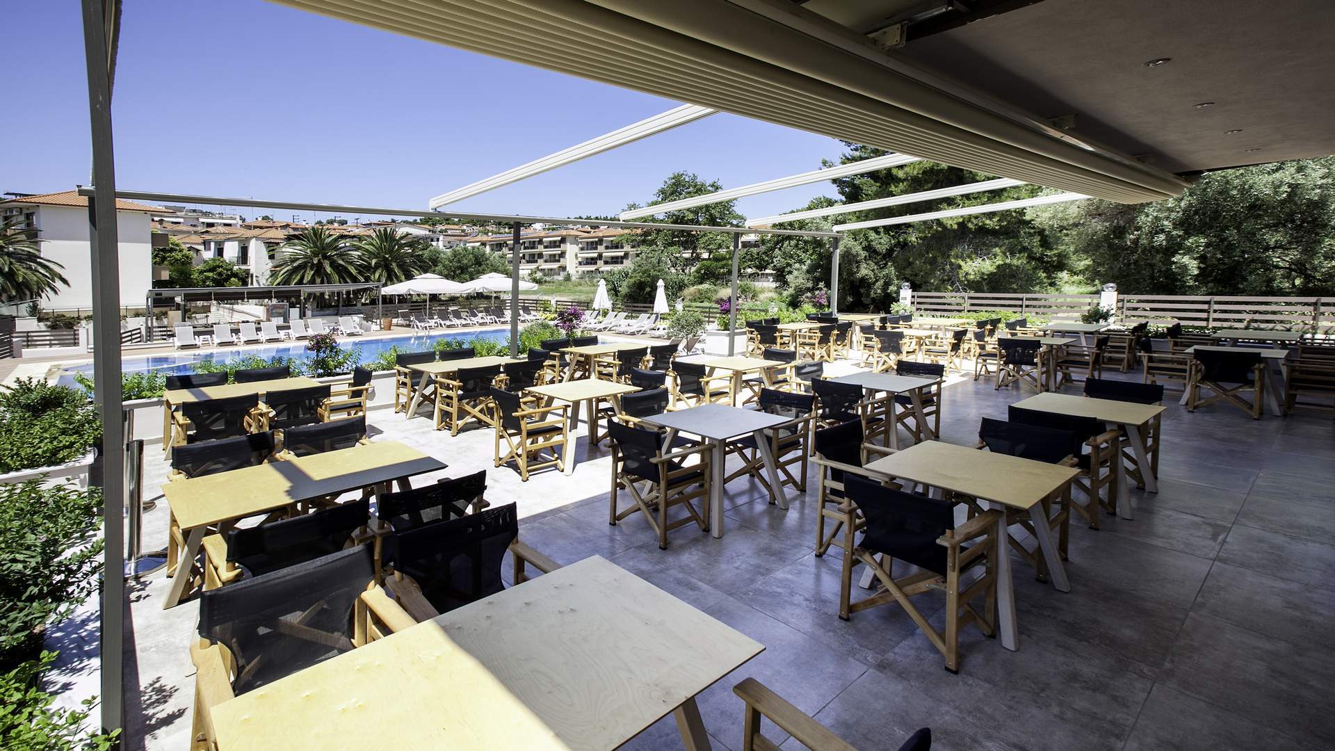 Hotel Simeon restoran na otvorenom.jpg