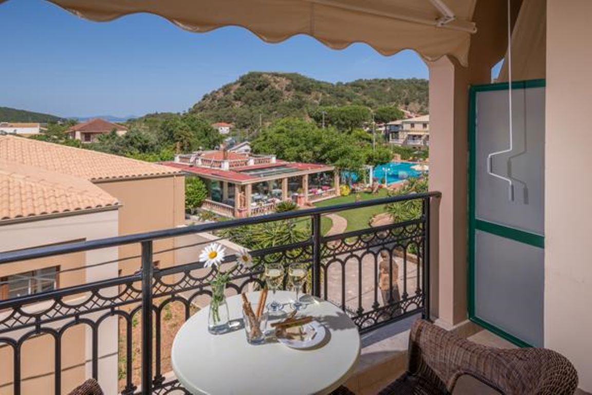 Sivota hotel pogled sa terase.jpg