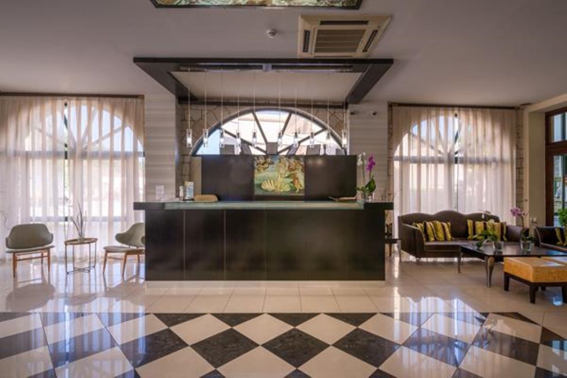 Sivota hotel recepcija.jpg
