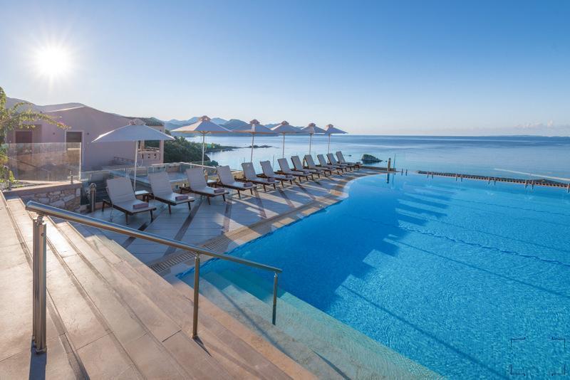 Hotel Sivota Diamond Spa Resort bazen sa lezaljkama.jpg