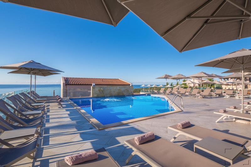 Hotel Sivota Diamond Spa Resort lezaljke na bazenu.jpg