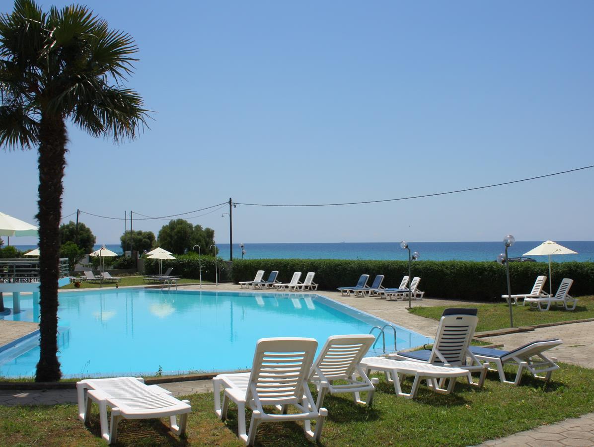 Hotel Skion Palace bazen sa lezaljkama.jpg