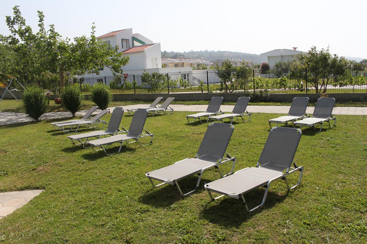 Hotel Skion Palace lezaljke u basti.jpg