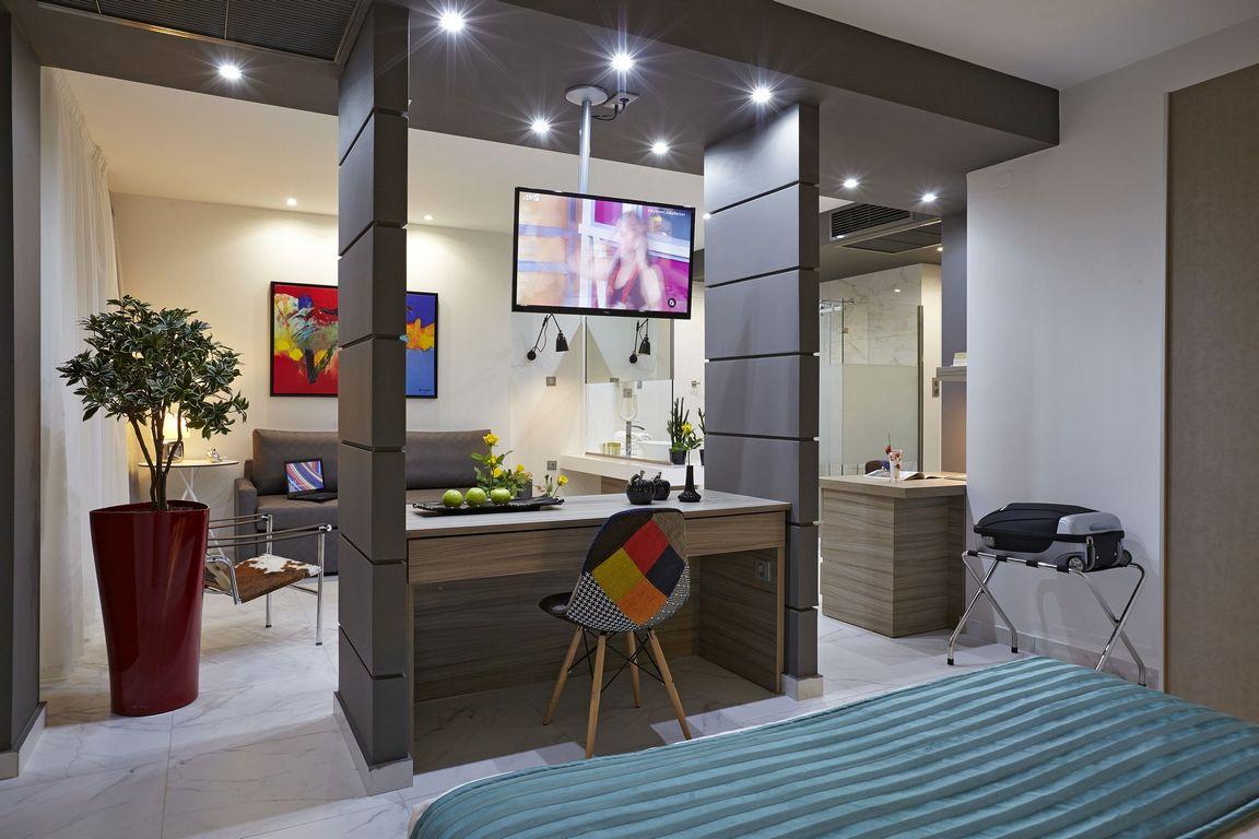 Hotel Sokratis deluxe suite spavaca soba.jpg