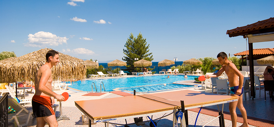 Hotel Sonia Resort stoni tenis na bazenu.jpg