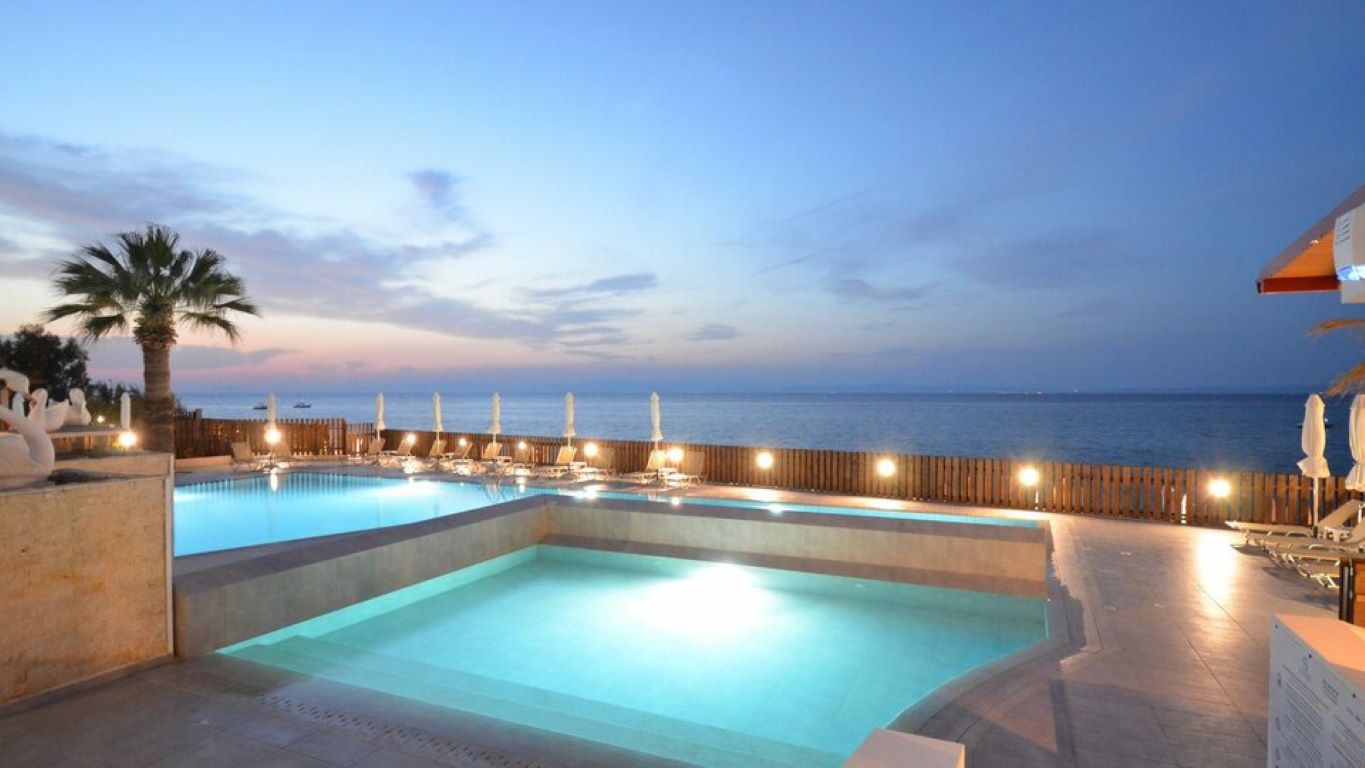 Hotel Sousouras-Bazen nocu.jpg