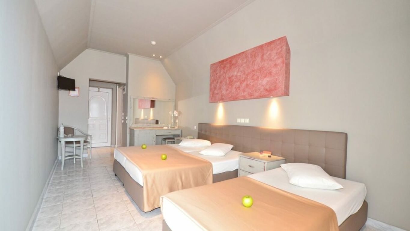 Hotel Sousouras-Standardna soba za cetiri osobe.jpg
