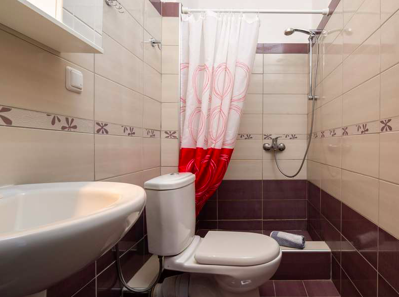 Hotel Stefani kupatilo u sobi.png