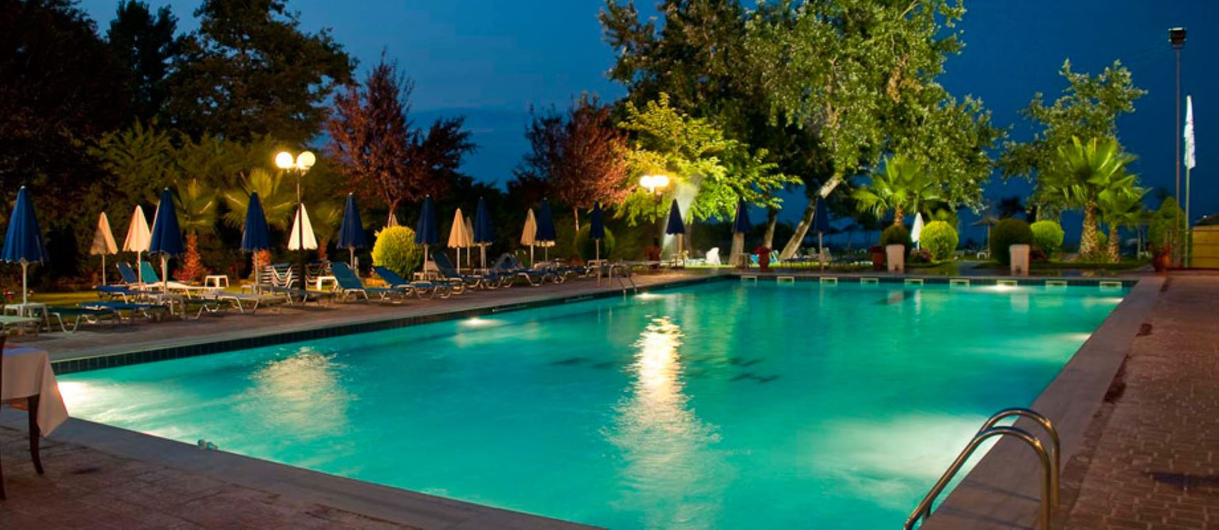 Hotel Sun Beach Platamonas-Bazen nocu.jpg