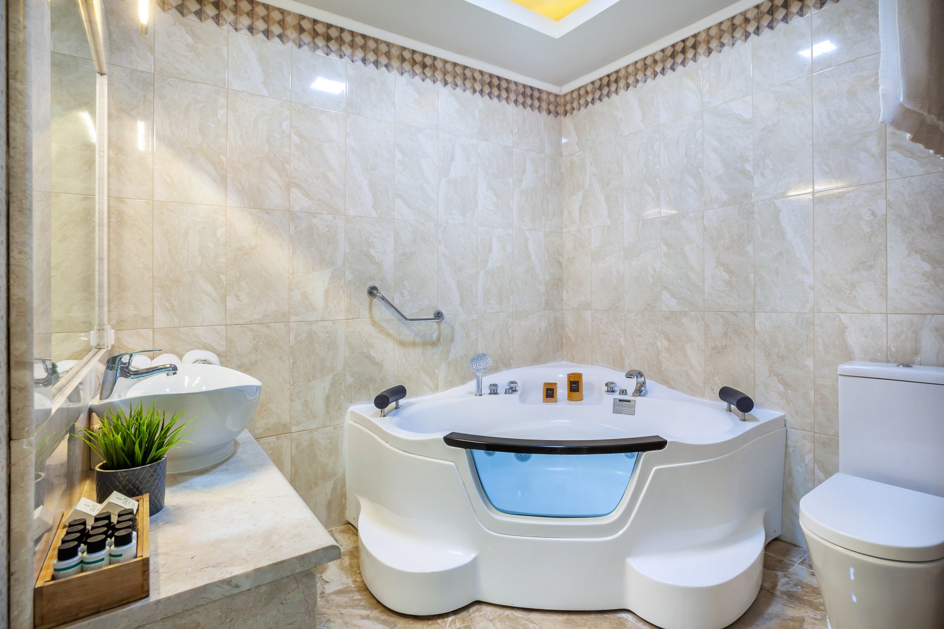 Hotel Sunny Villas Resort Villa grande djakuzi.jpg