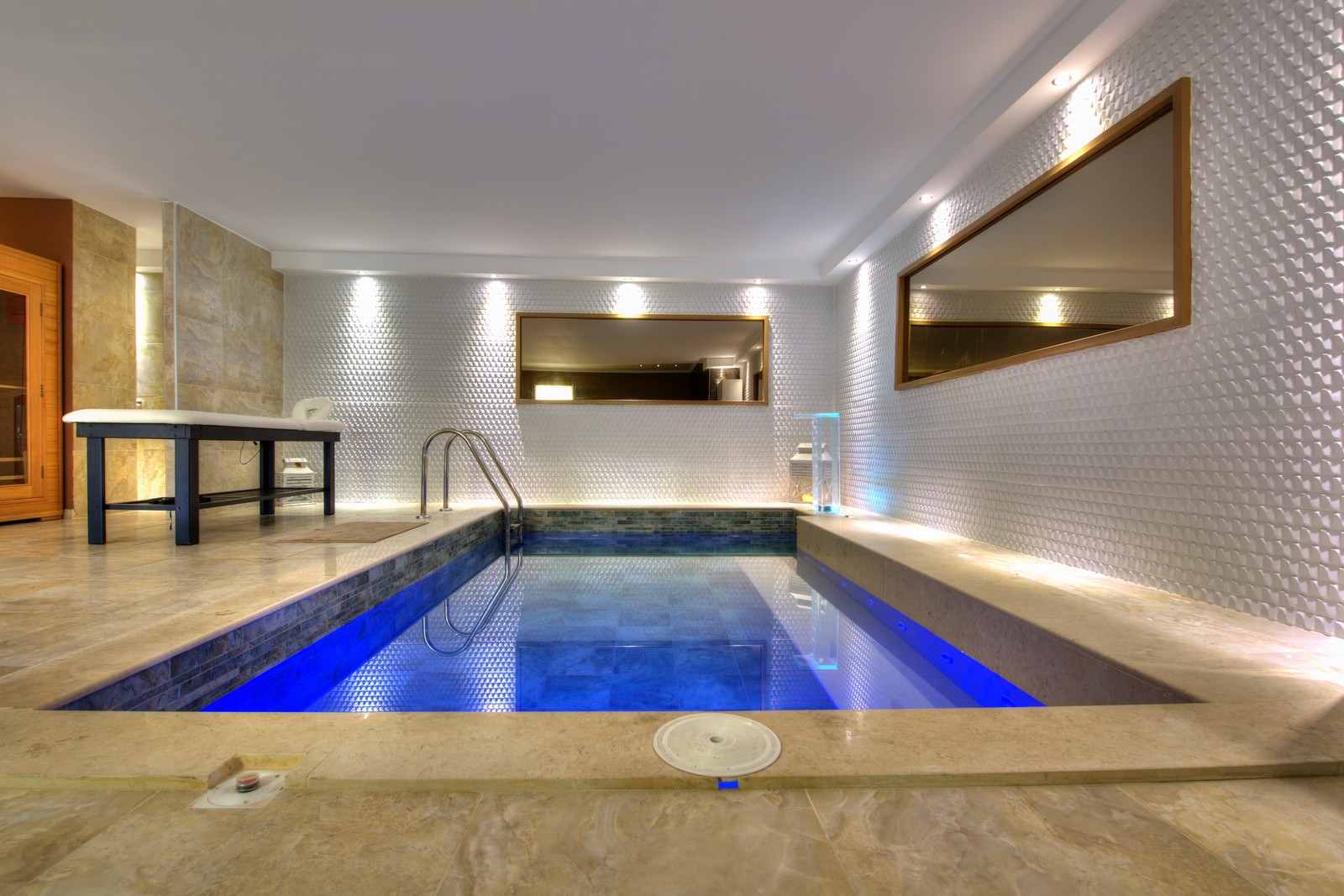 Hotel Sunny Villas Resort zatvoreni bazen.jpg