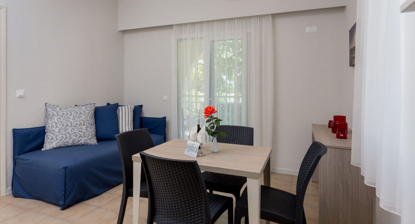 Acharavi Beach Hotel-Apartman pogled basta.jpg