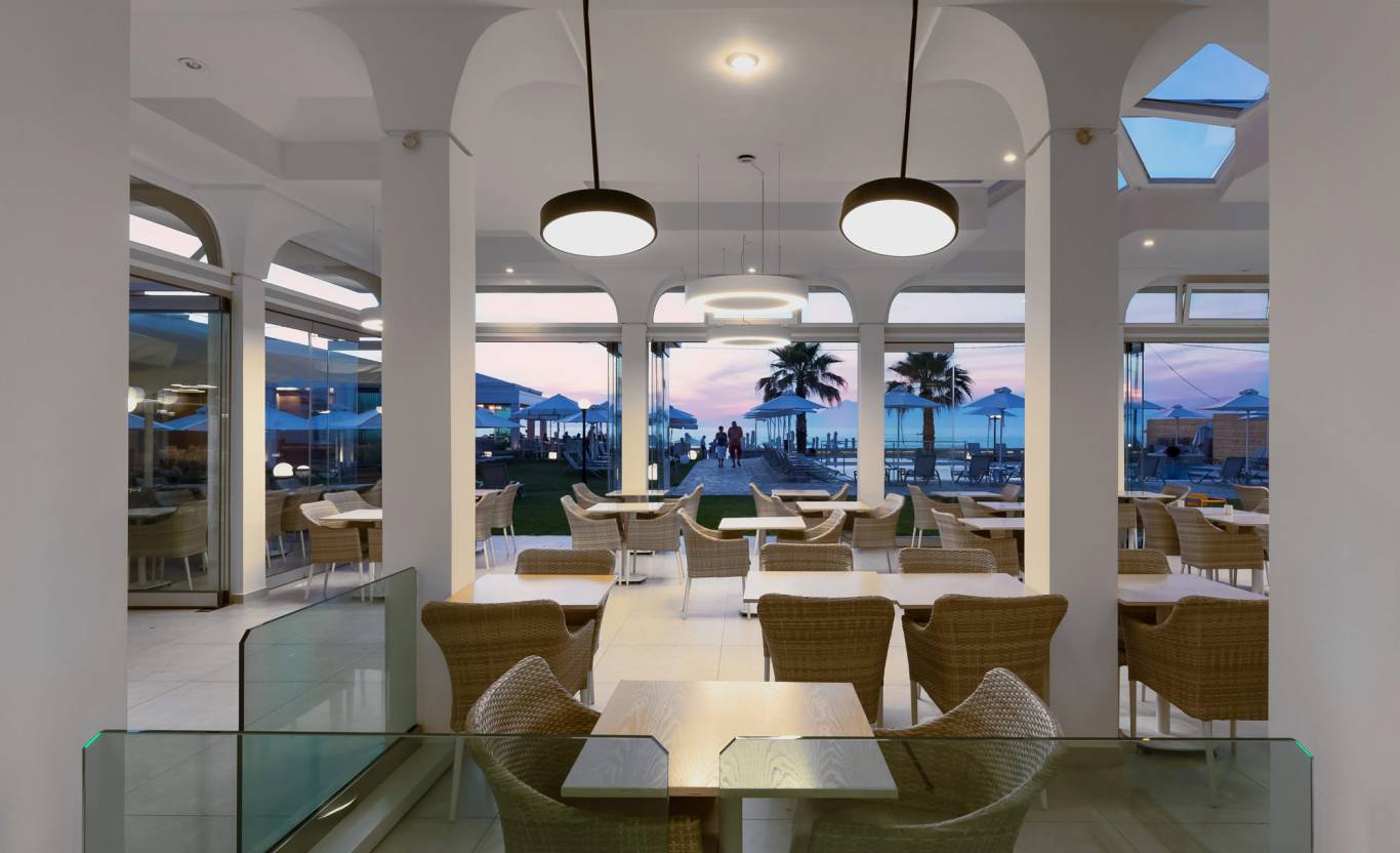 Hotel Acharavi Beach-Terasa restorana.jpg