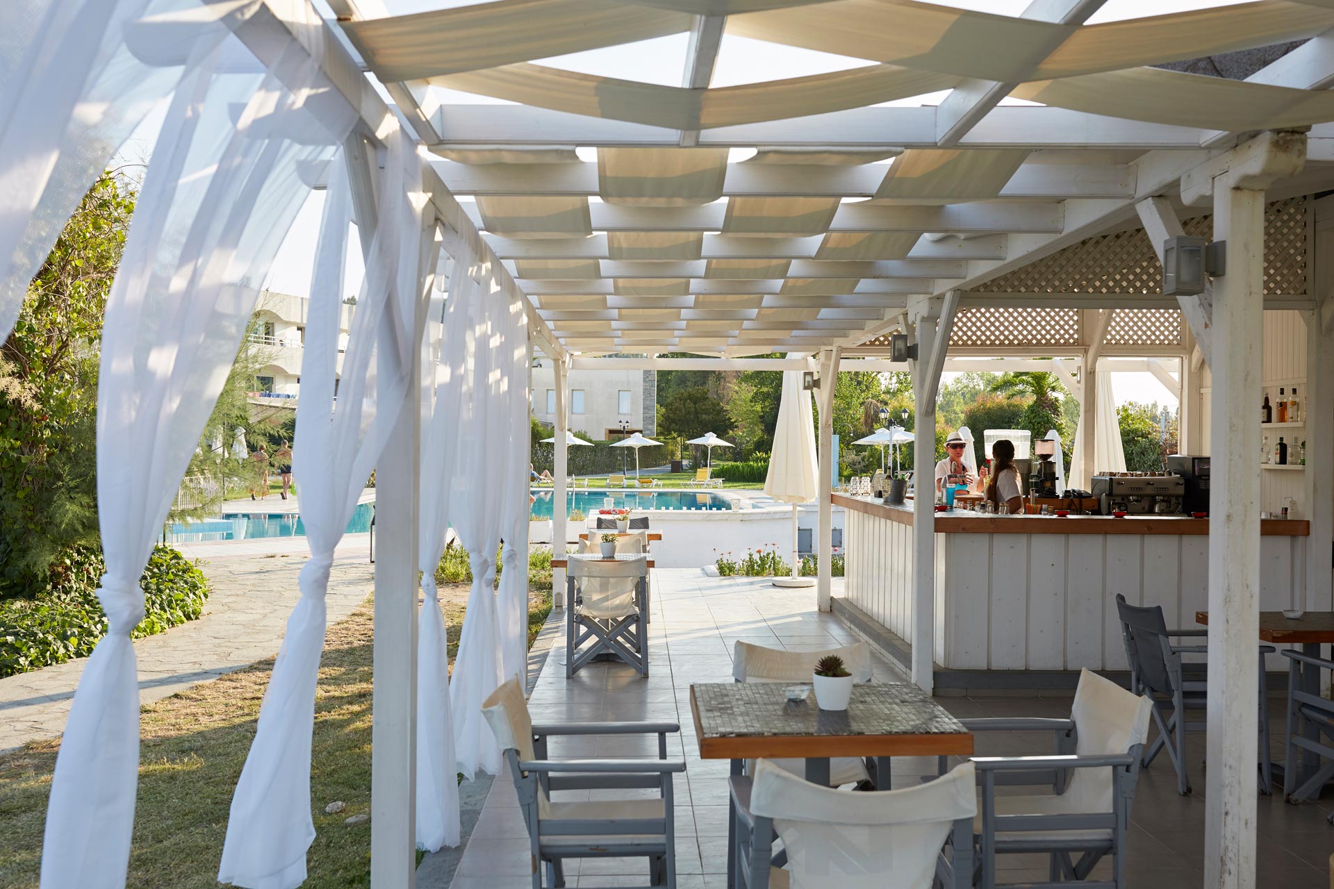 Hotel Theophano Imperial Palace bar na bazenu.jpg