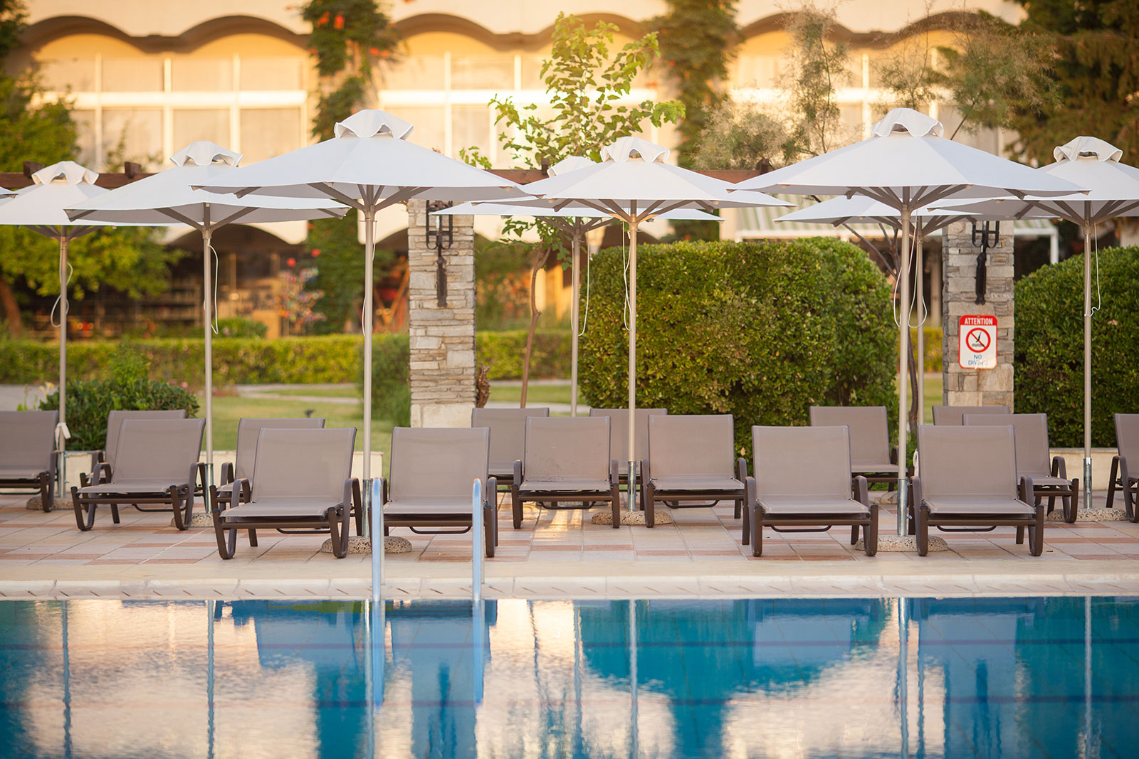 Hotel Theophano Imperial Palace bazen sa lezaljkama.jpg