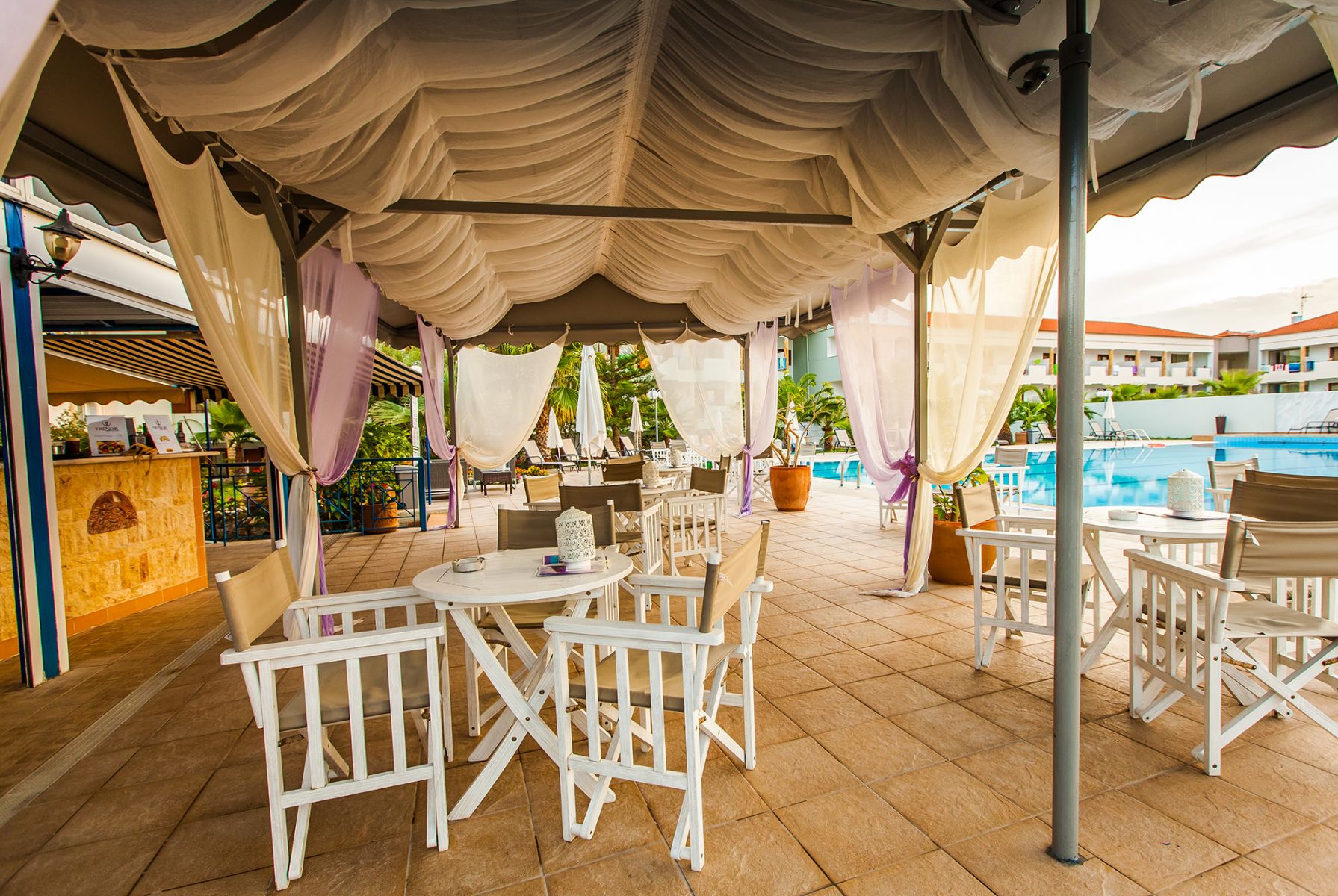 Hotel Tresor Sousouras-Bar pored bazena.jpg