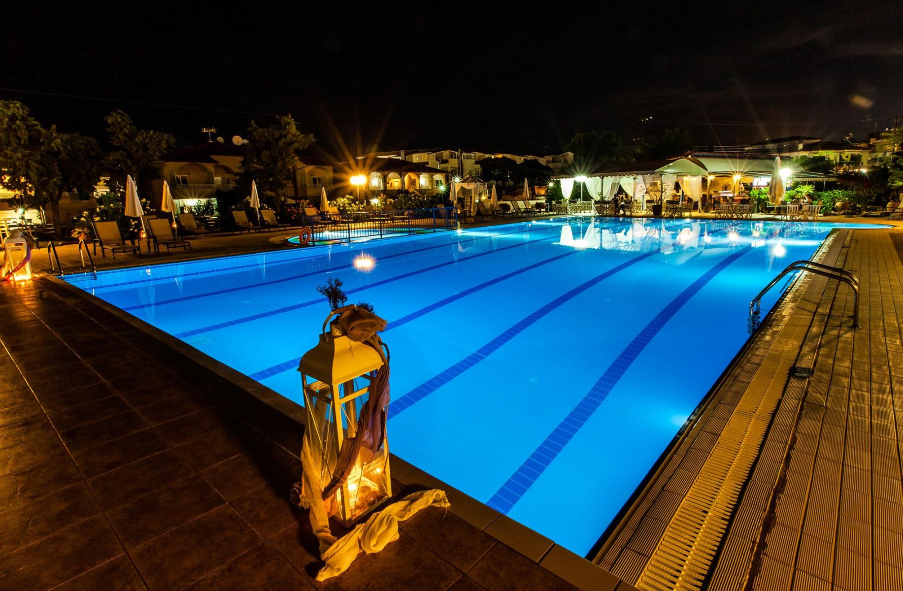 Tresor Sousouras Hotel-Bazen nocu.jpg