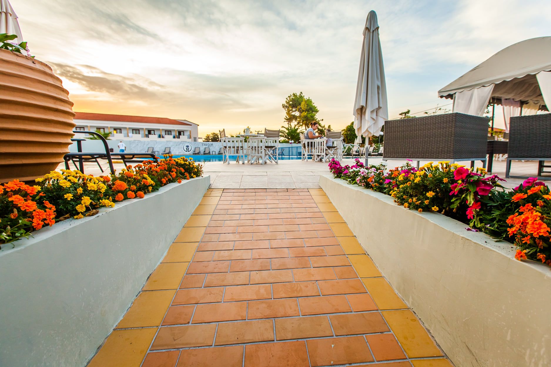 Tresor Sousouras Hotel-Okolina oko bazena.jpg