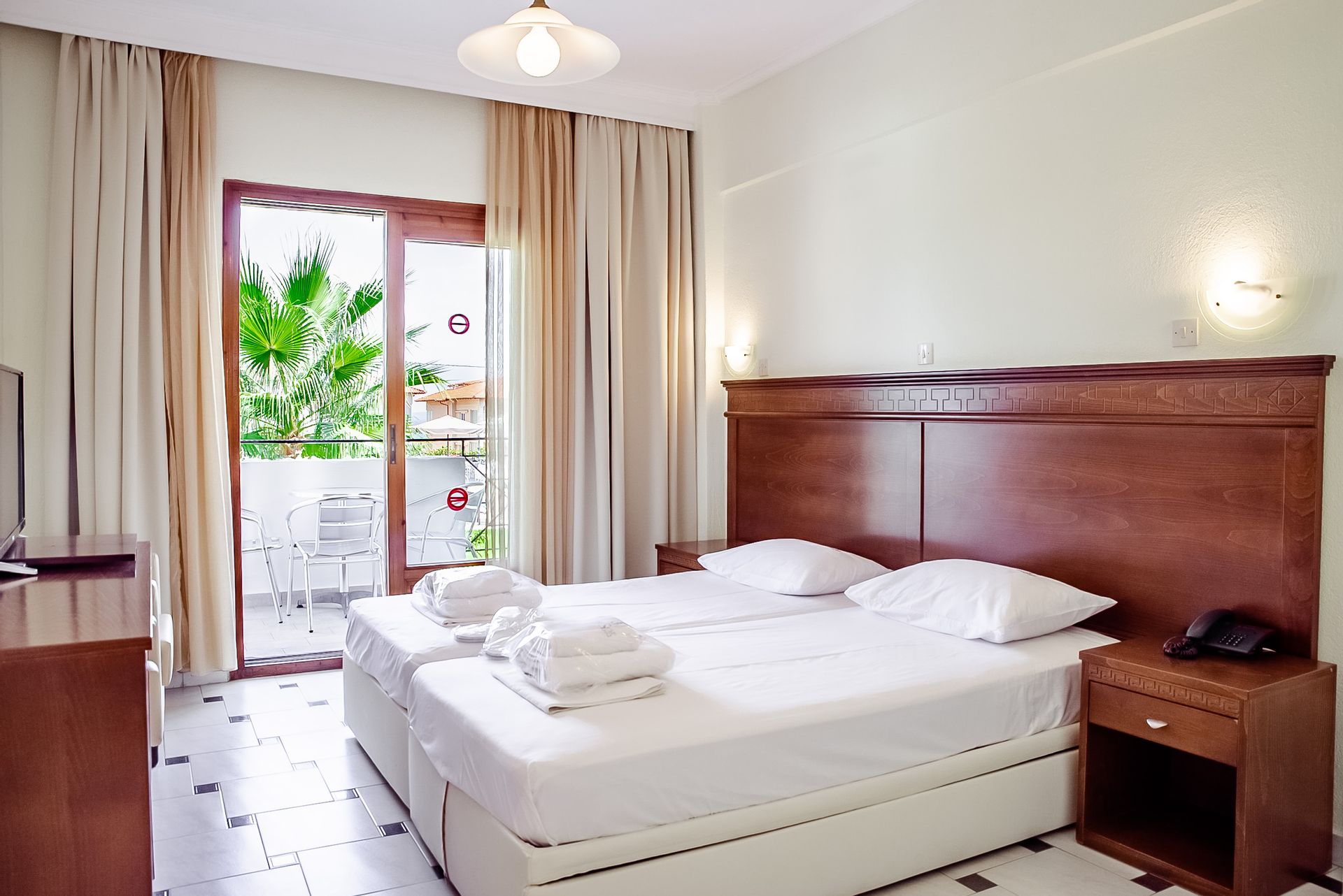 Tresor Sousouras Hotel-Premium ili standardna soba.jpg