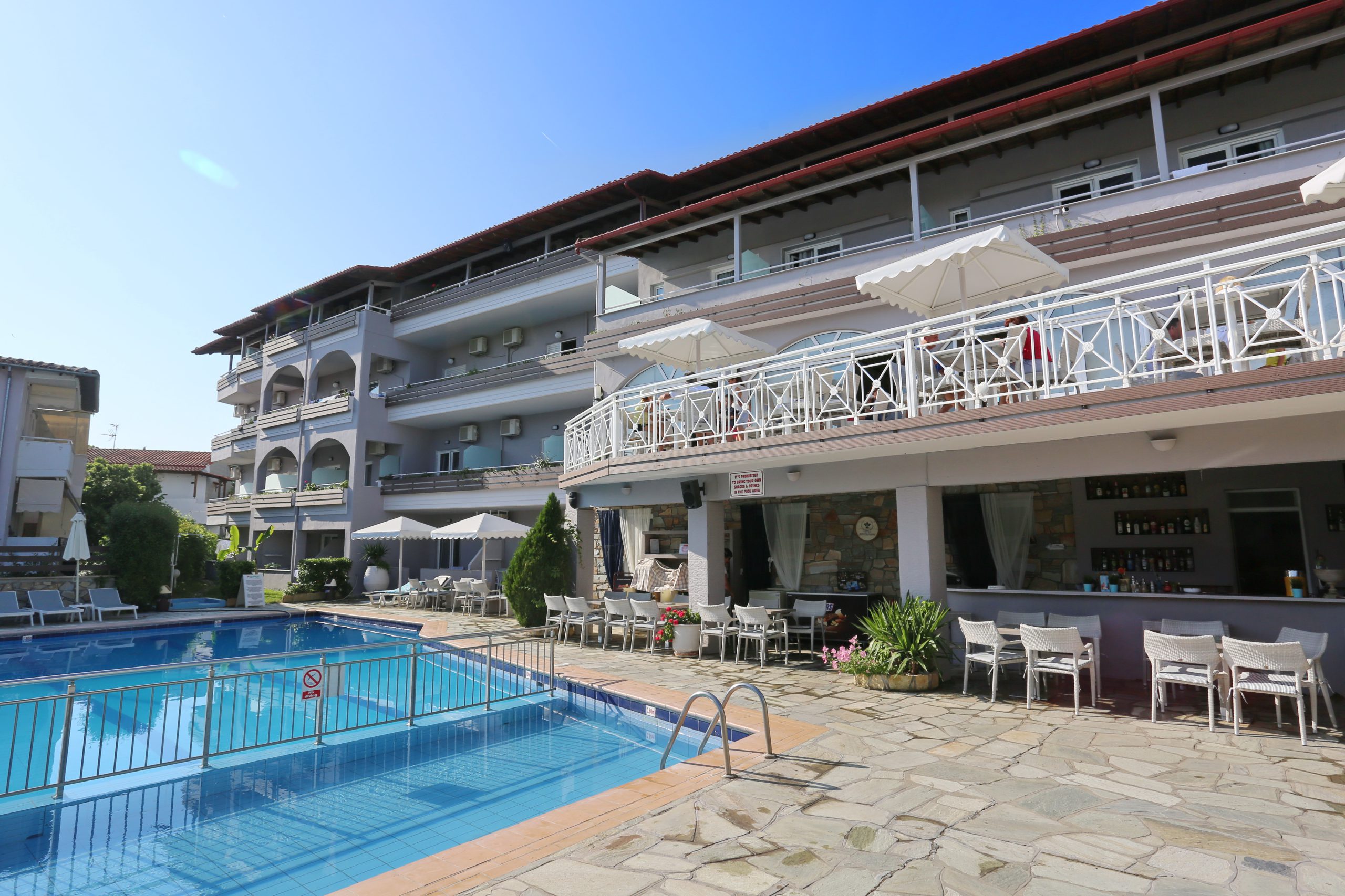 Hotel Tropical-Bar pored bazena.jpg