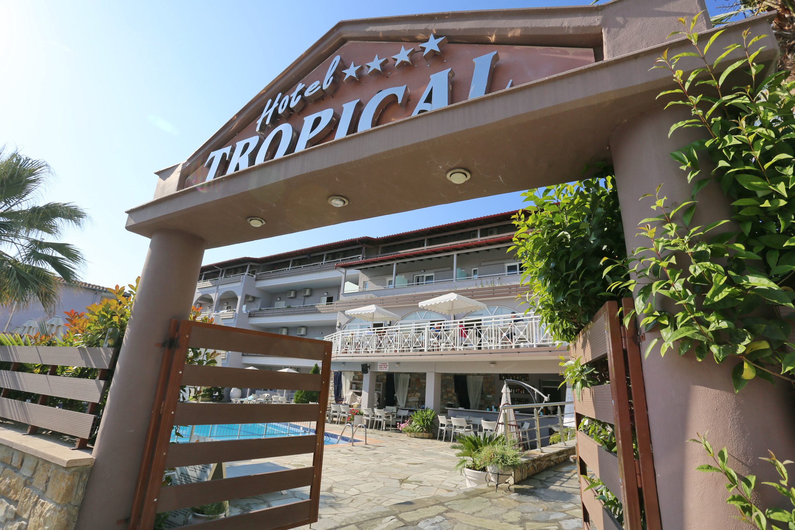 Hotel Tropical-Prilaz hotelu.jpg
