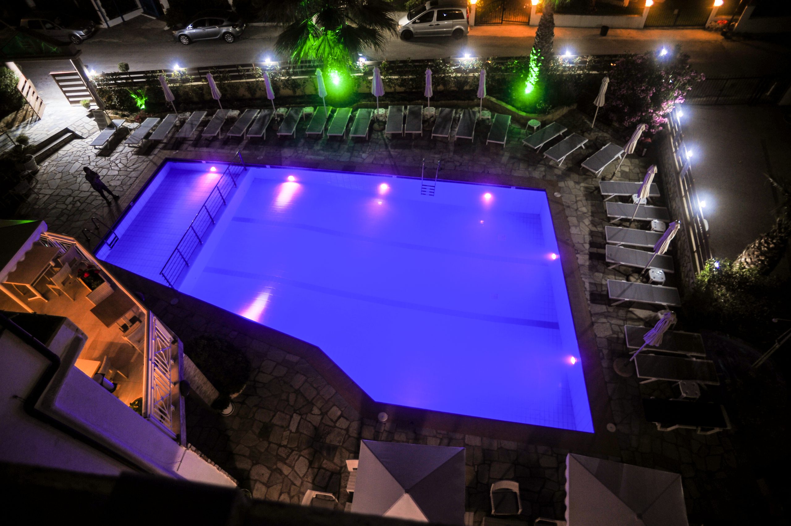 Tropical Hotel-Bazen nocu.jpg