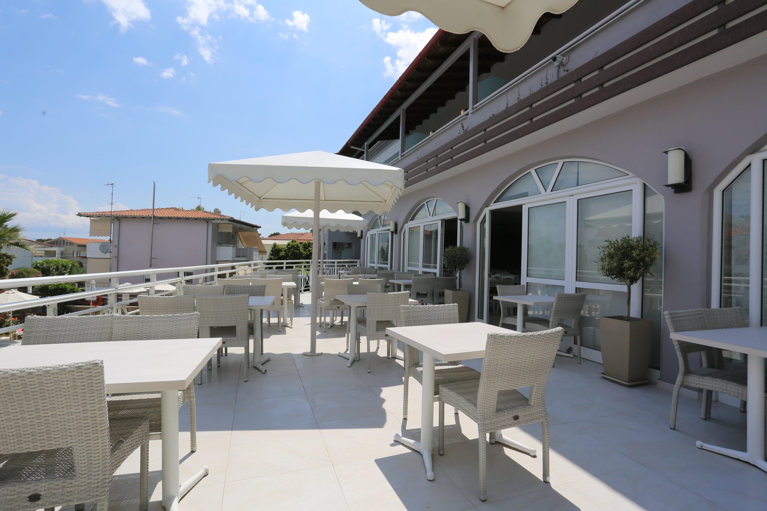 Tropical Hotel-Terasa restoran.jpg