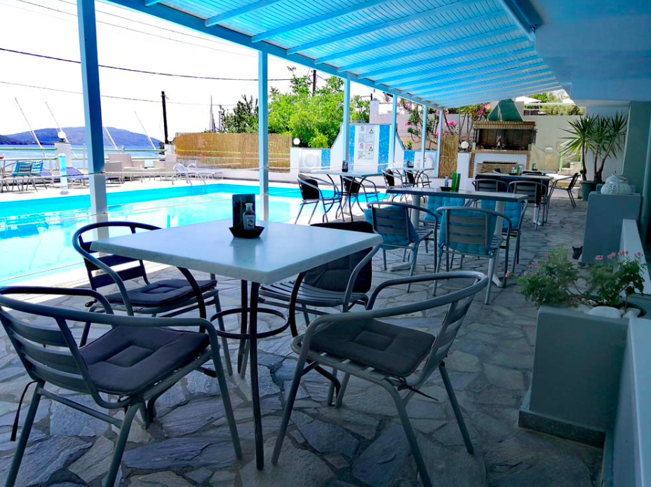 Hotel Tropicana Inn bar kod bazena.png