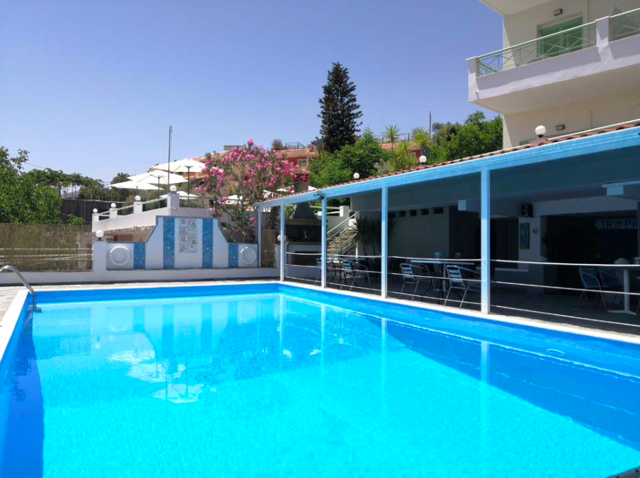 Hotel Tropicana Inn pool.png