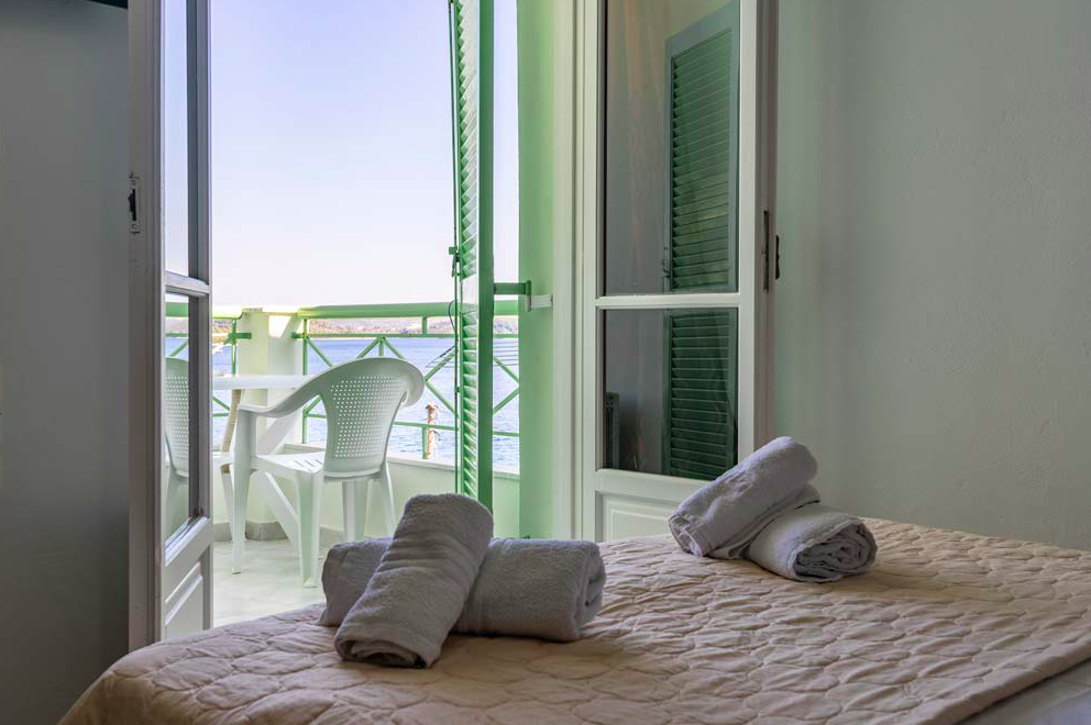 Hotel Tropicana Inn soba enterijer.png