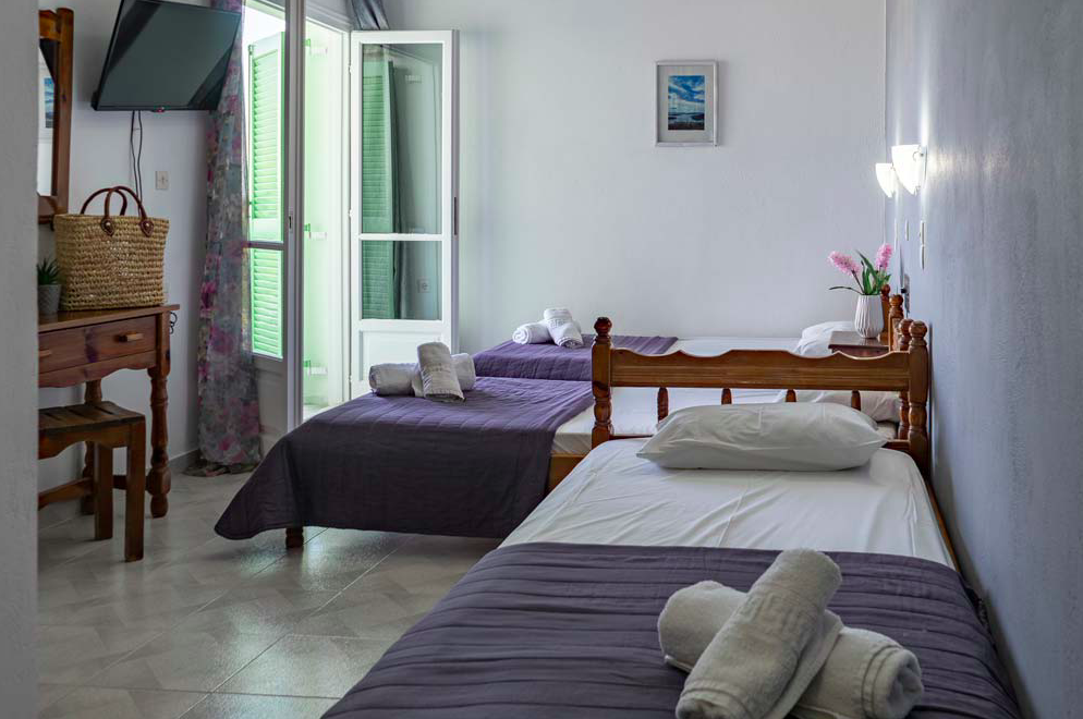 Hotel Tropicana Inn triple room.png
