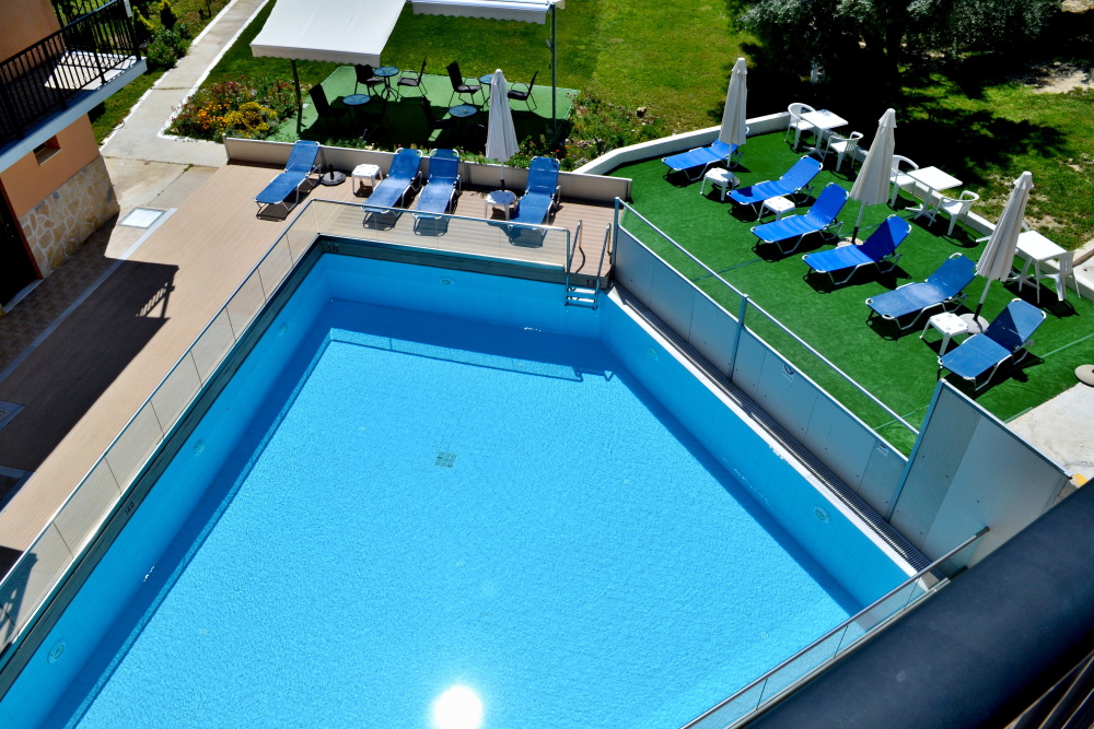 Hotel Vergina Star bazen sa lezaljkama.jpg