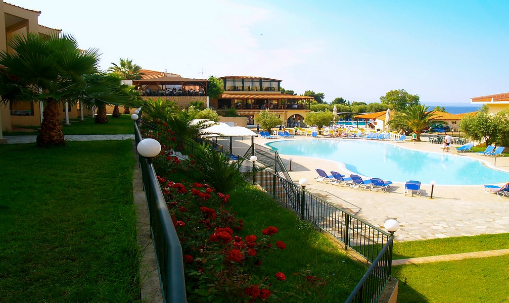 Hotel Village Mare basta i bazen.jpg